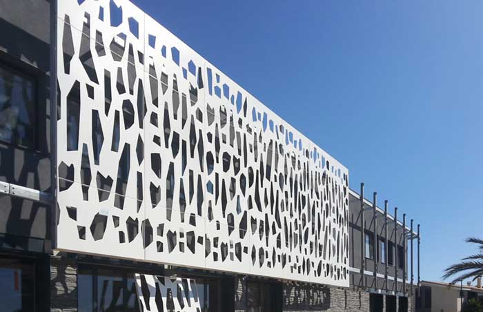 Moucharabiehs, claustras, balustrades, garde-corps, balcons, pergolas, clôtures,
marquises, escaliers, façades. En acier, inox, alu, corten, découpés laser