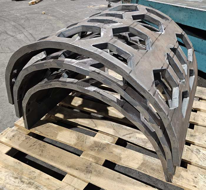 Moucharabiehs, claustras, balustrades, garde-corps, balcons, pergolas, clôtures,
marquises, escaliers, façades. En acier, inox, alu, corten, découpés laser