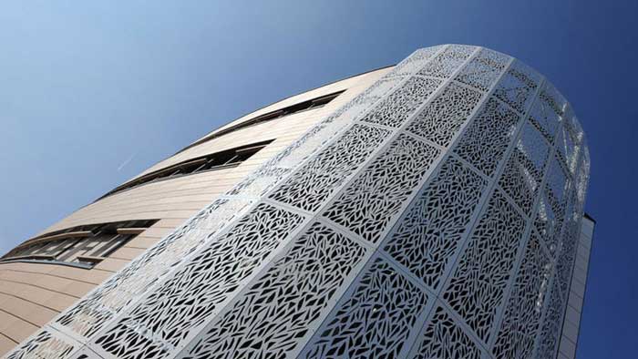 Moucharabiehs, claustras, balustrades, garde-corps, balcons, pergolas, clôtures,
marquises, escaliers, façades. En acier, inox, alu, corten, découpés laser