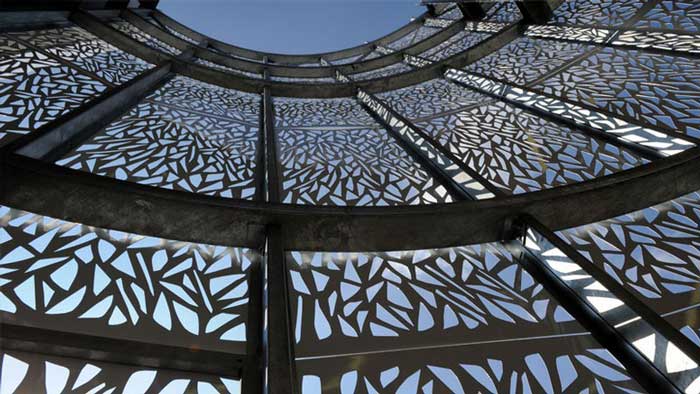 Moucharabiehs, claustras, balustrades, garde-corps, balcons, pergolas, clôtures,
marquises, escaliers, façades. En acier, inox, alu, corten, découpés laser