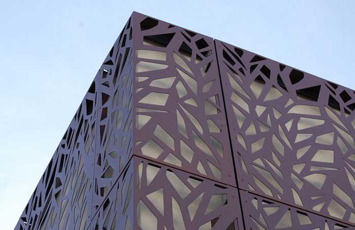 Moucharabiehs, claustras, balustrades, garde-corps, balcons, pergolas, clôtures,
marquises, escaliers, façades. En acier, inox, alu, corten, découpés laser